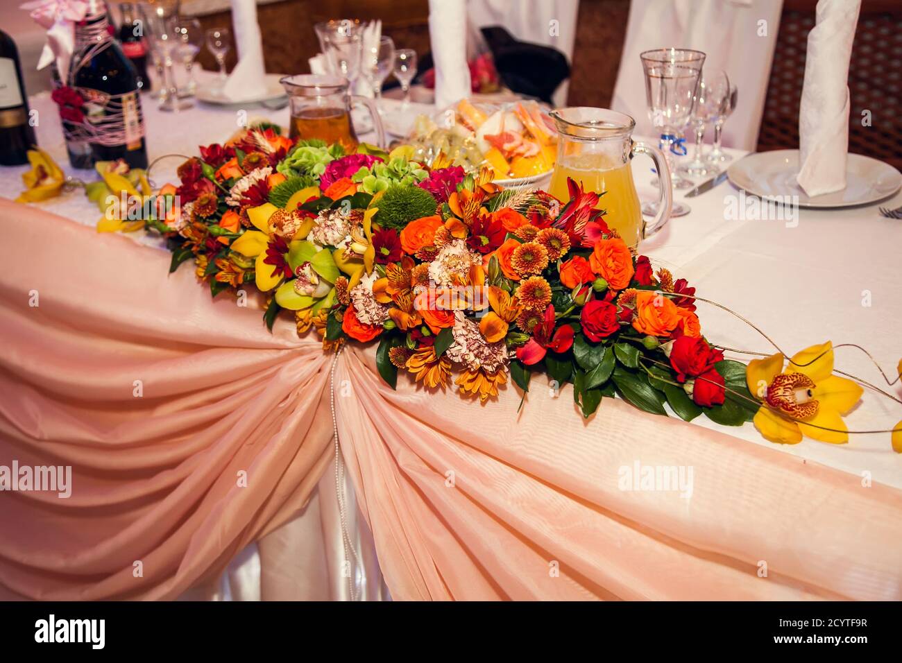 Le bouquet de fleurs d'automne décorera la table festive du restaurant. Banque D'Images