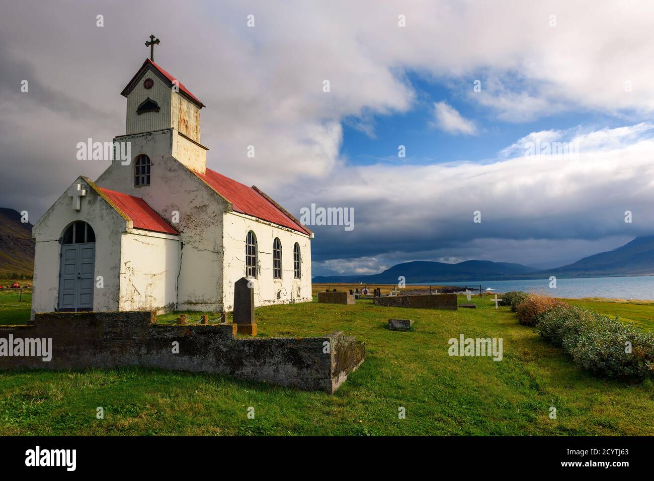 L'église Innra-Holmskirkja avec un cimetière en Islande Banque D'Images