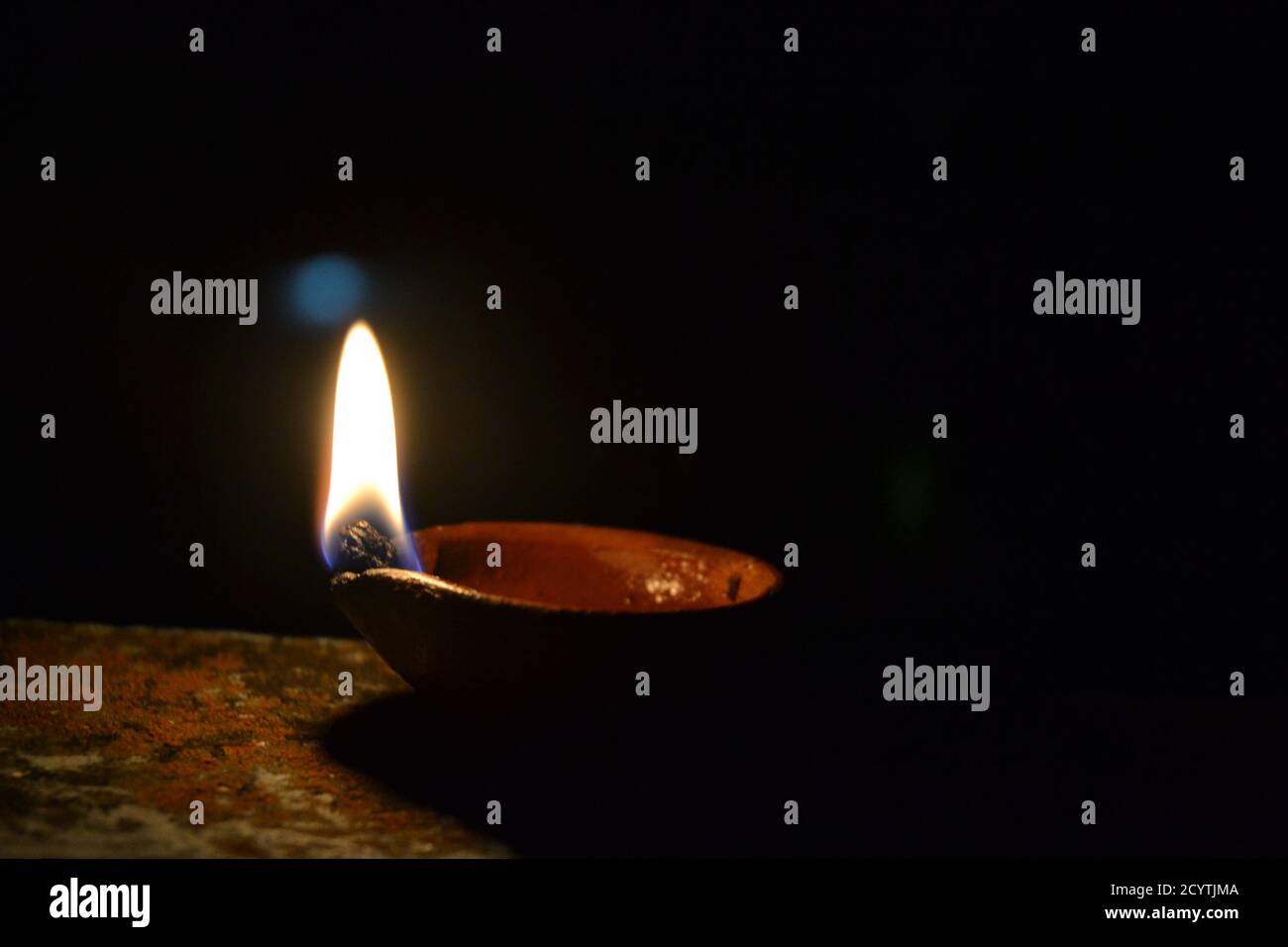 Lampes à l'huile avec flamme. deepawali ou diwali est célébré par les hindous en allumant les lampes à l'huile. Banque D'Images