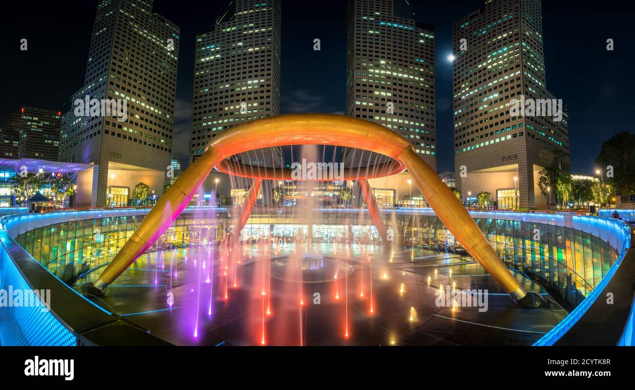 Singapour City, SINGAPOUR - 10 FÉVRIER 2017 : spectacle léger de la fontaine de la richesse aux tours de la ville de Suntec le 10 février 2017 à Singapour. Fontaine Banque D'Images