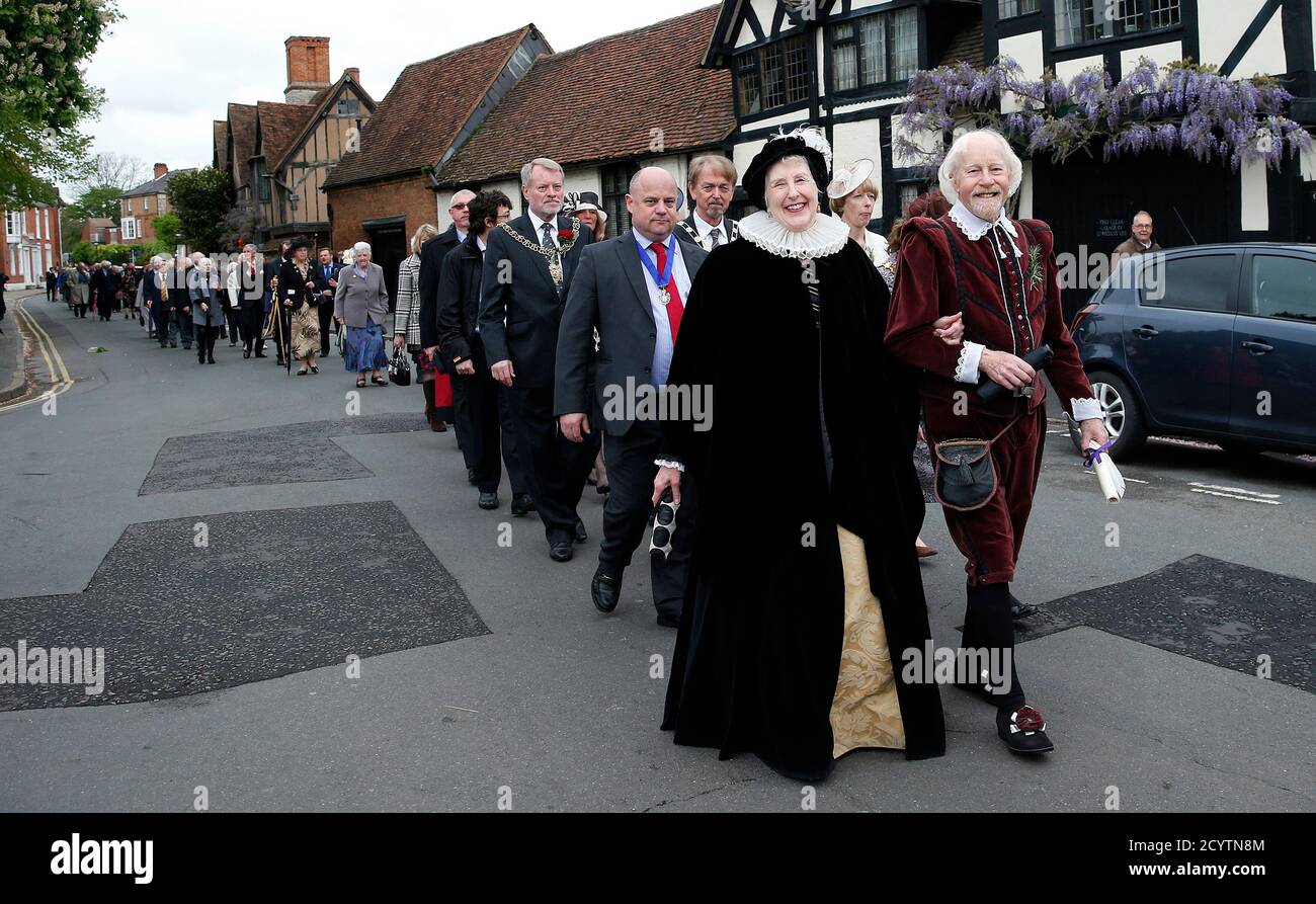 Dressed As William Shakespeare And His Wife Anne Hathaway John And His Wife Monica Evans Join A Procession To Holy Trinity Church Where Shakespeare Was Buried Marking The 450th Anniversary Of Shakespeare S