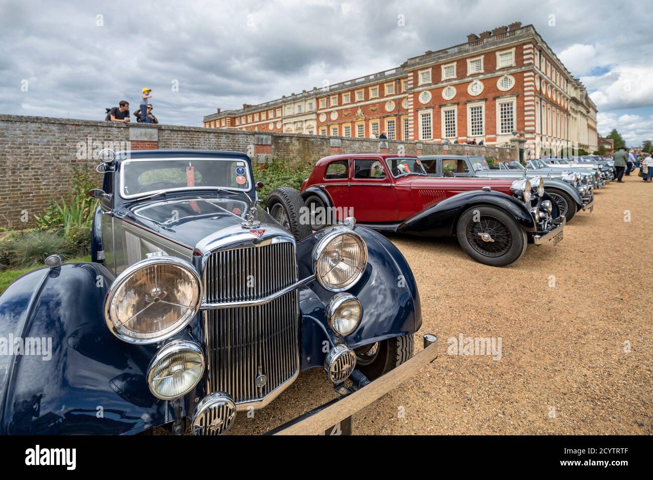 Gamme de voitures classiques Alvis, Concours of Elegance 2020, Hampton court Palace, Londres, Royaume-Uni Banque D'Images