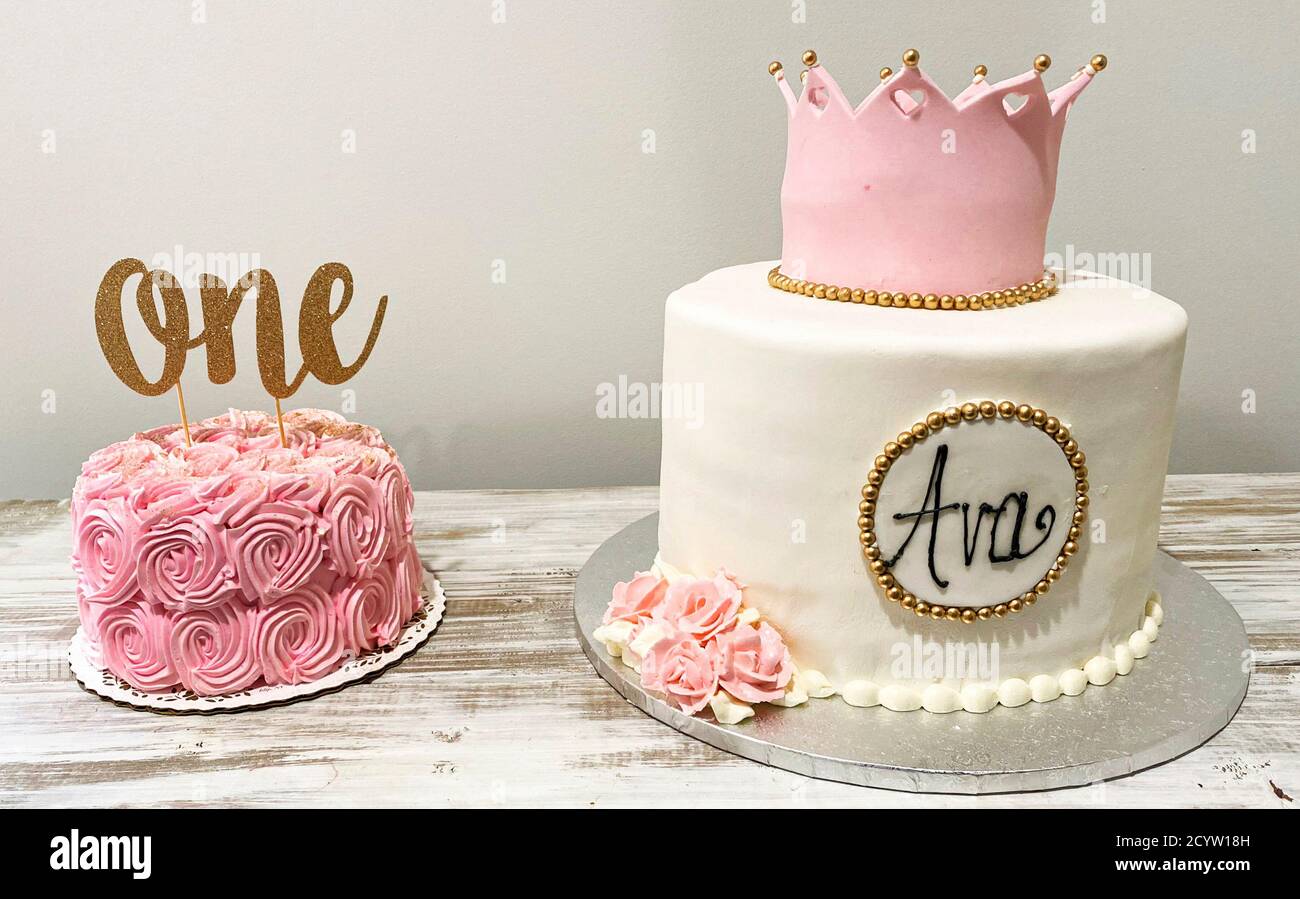 Un Gateau Rose Et Un Gateau Blanc A Manger Sur Une Table Pour Une Fete D Anniversaire D Un An Photo Stock Alamy Un Gateau Rose Et Un Gateau Blanc A Manger Sur Une Table Pour Une Fete D Anniversaire D Un An Photo Stock Alamy