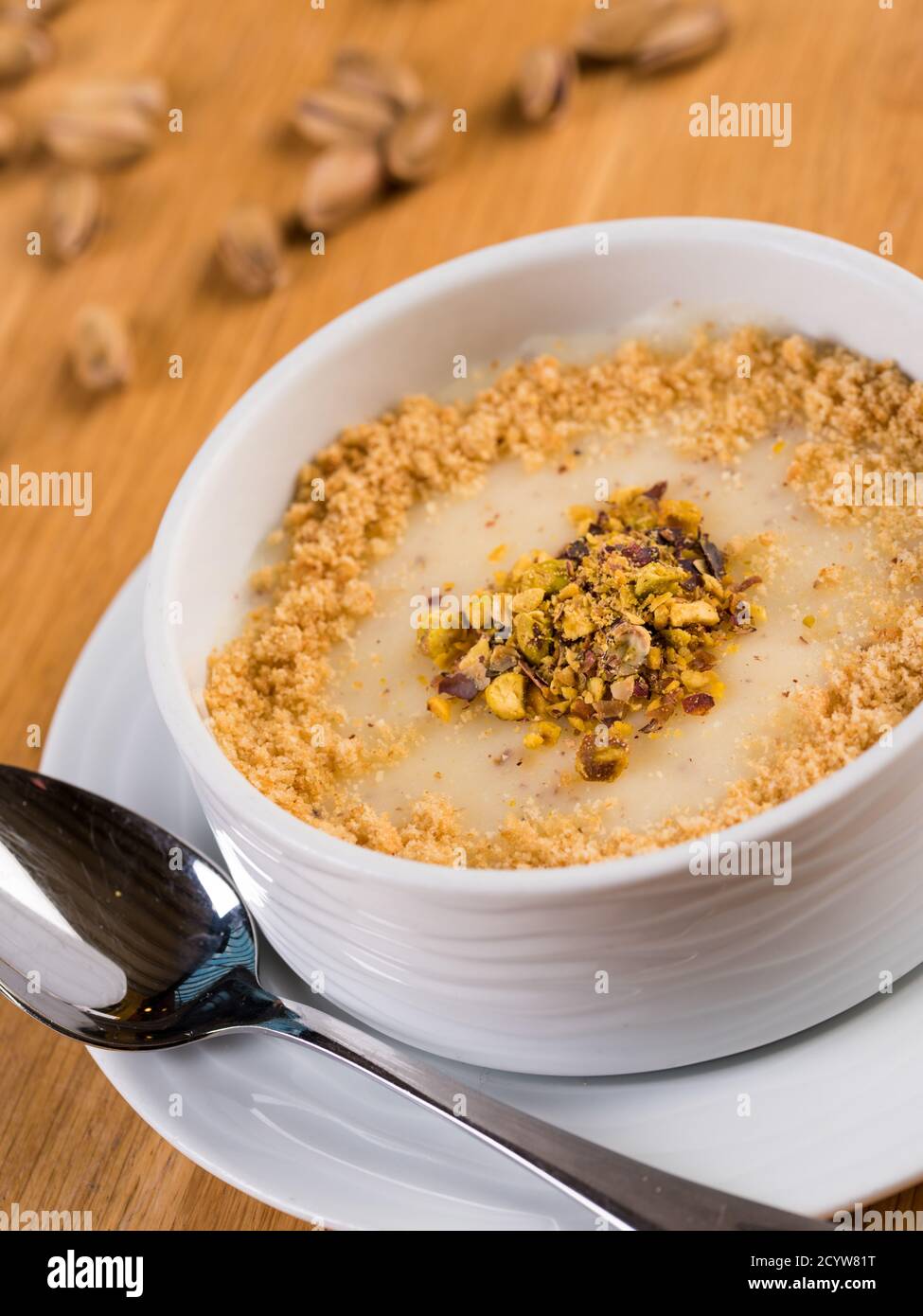 Desserts turcs lait puding; Keskul, sutlac sur bois Banque D'Images