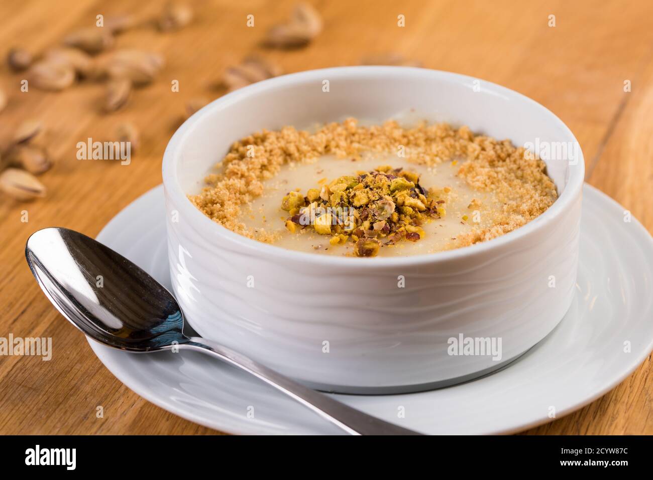 Desserts turcs lait puding; Keskul, sutlac sur bois Banque D'Images