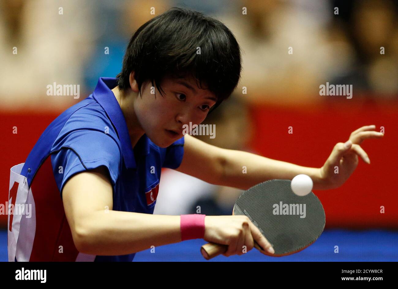 Le Ri Myong Sun de Corée du Nord revient à Margaryta Pesotska d'Ukraine  lors des championnats mondiaux de tennis de table d'équipe à Tokyo le 2 mai  2014. REUTERS/Yuya Shino (JAPON -