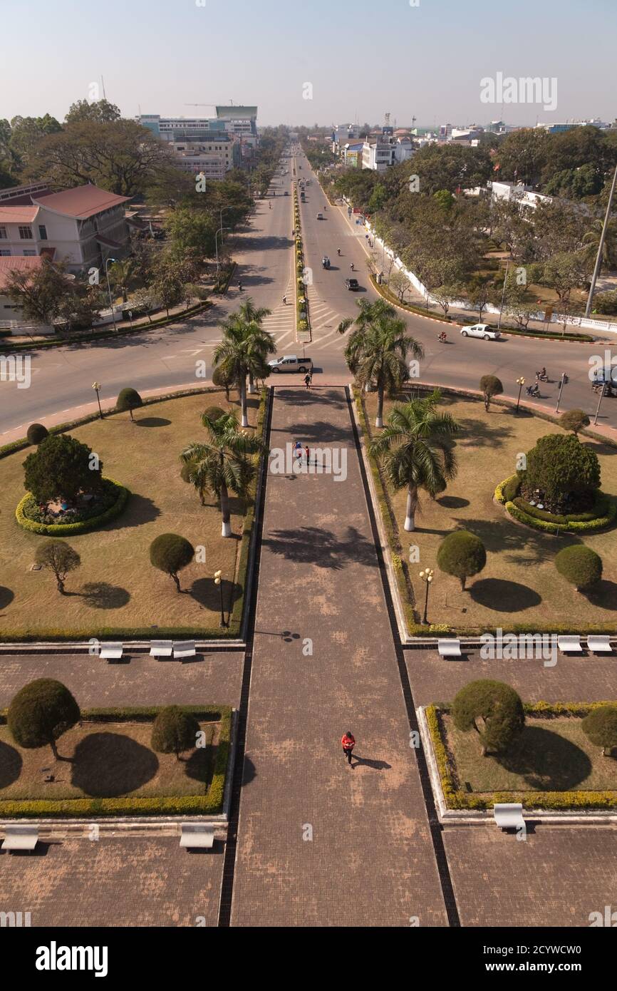 Patuxai Monument Lang Xang Avenue, Vientiane, Laos vue depuis le dessus de l'avenue Banque D'Images