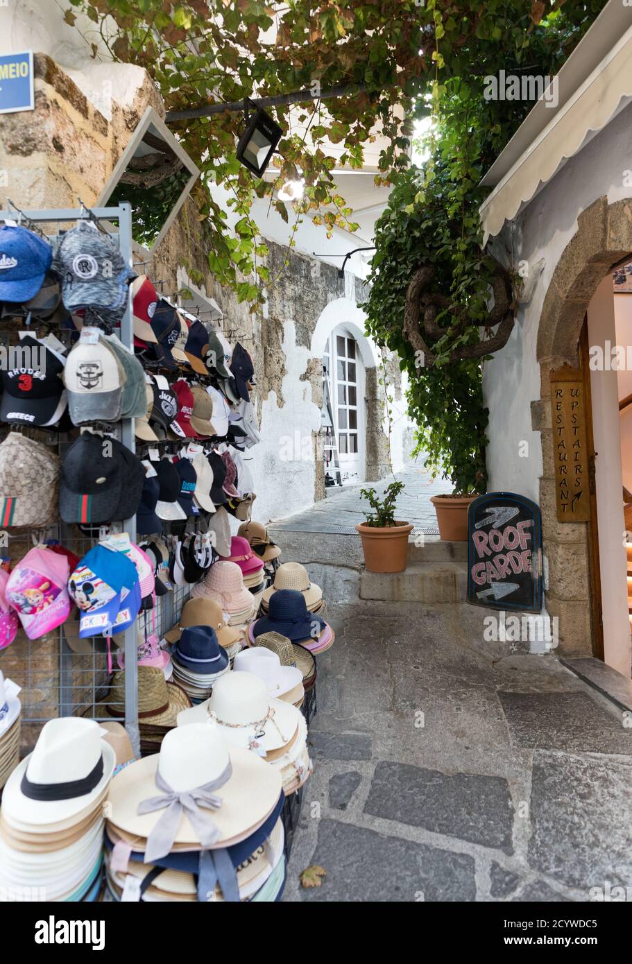 Touristes Shopping à Lindos Rhodes Grèce Banque D'Images