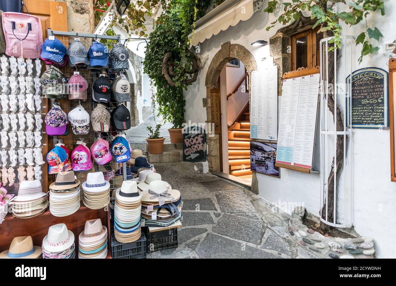Touristes Shopping à Lindos Rhodes Grèce Banque D'Images