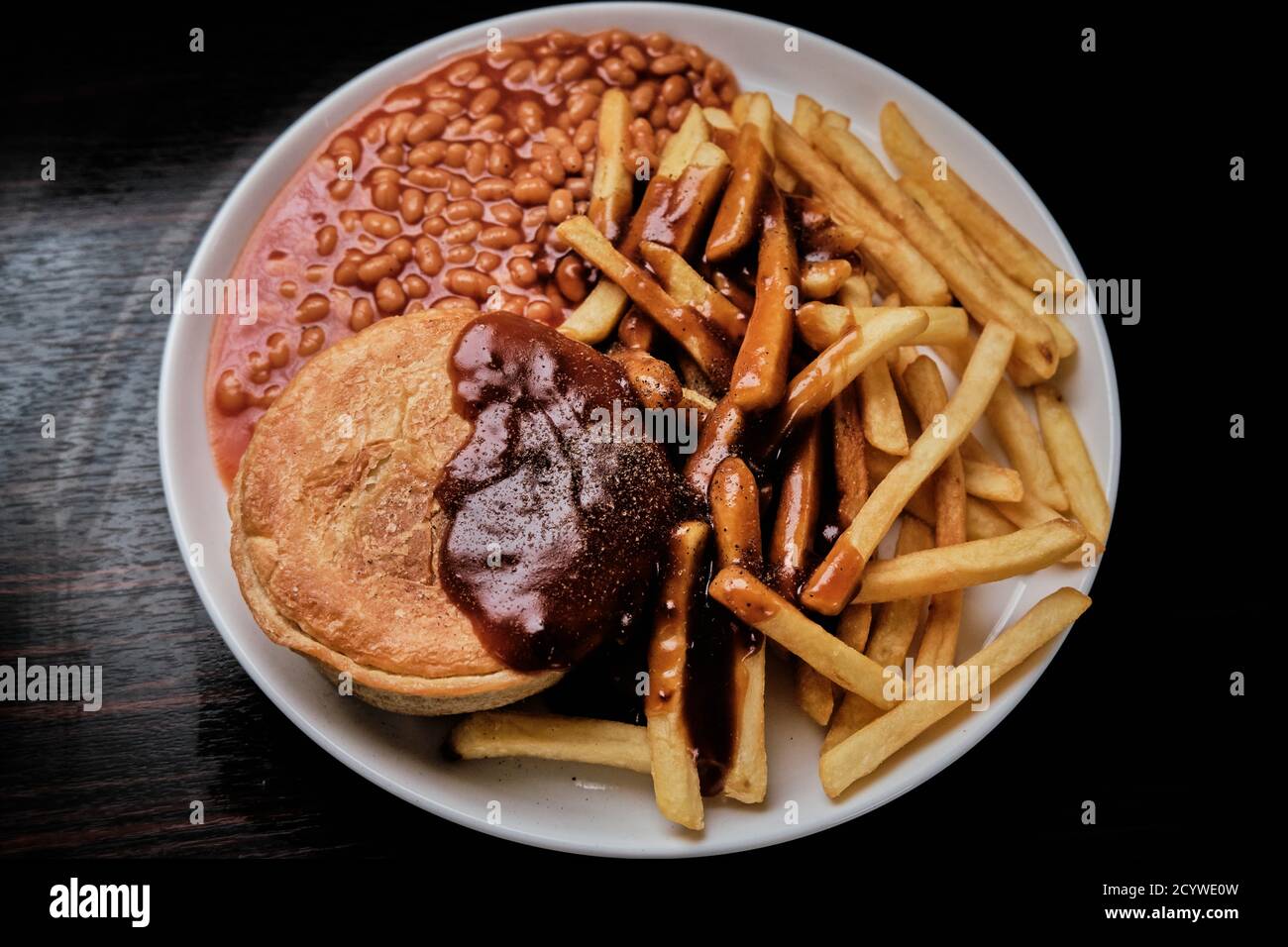 Tarte au steak et aux reins, frites, haricots et sauce Banque D'Images
