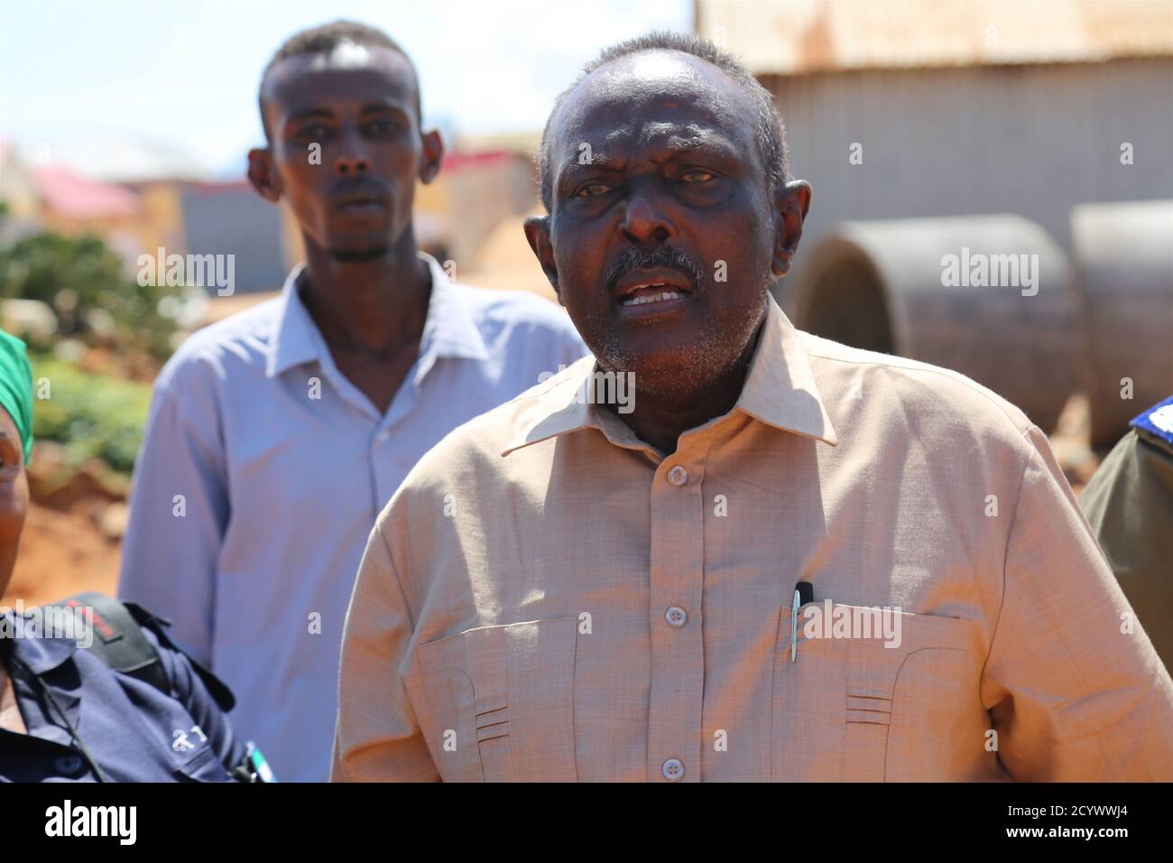 Mohamed Ibrahim Yusuf, le commissaire de district et le maire de Kismayo parle lors d'une cérémonie pour poser la pierre de fondation d'un nouveau poste de police au village de Dalhis à Kismayo le 4 juillet 2018. Banque D'Images