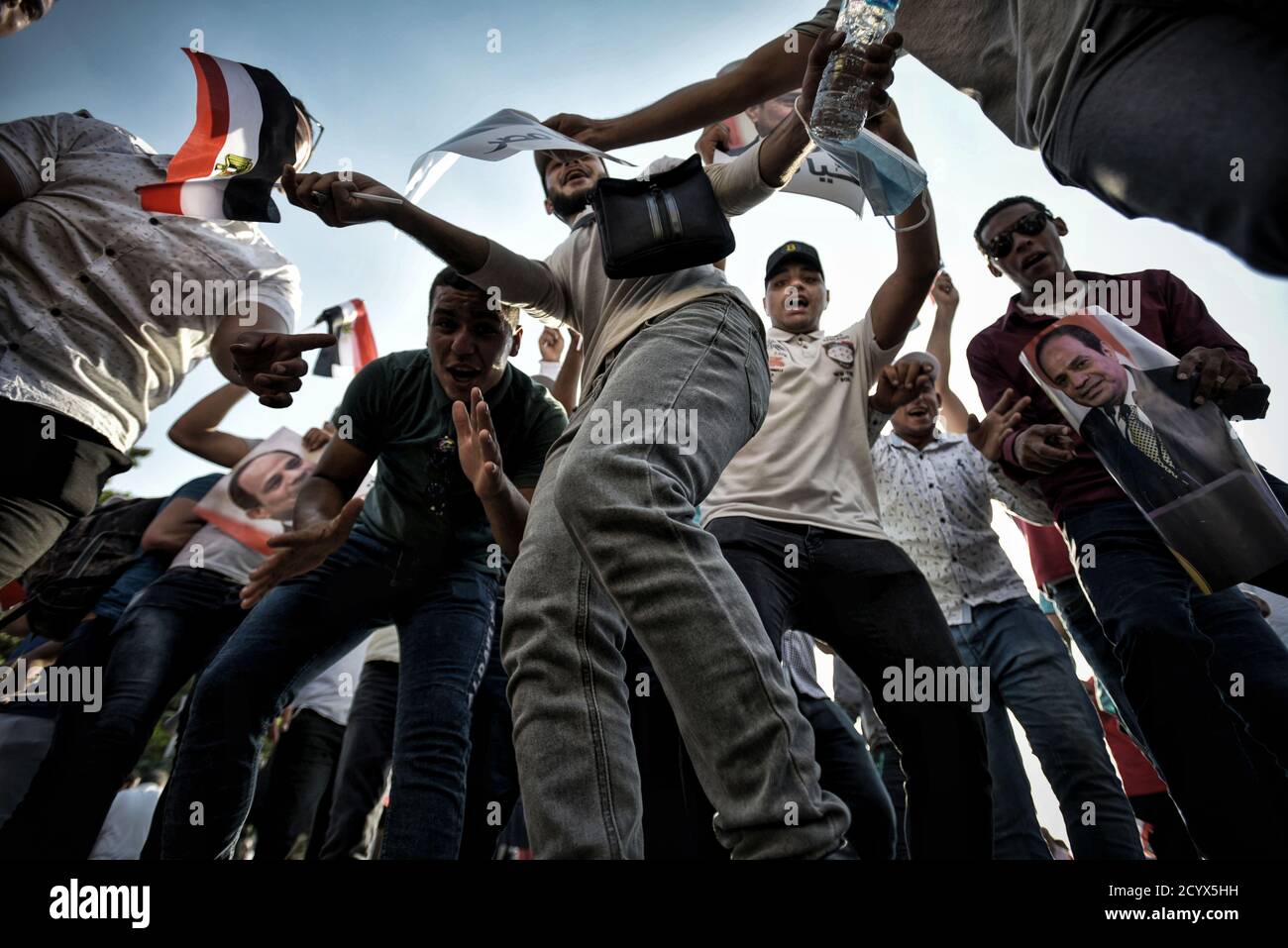 Le Caire, Égypte. 02 octobre 2020. Les partisans du président égyptien Abdel Fattah al-Sissi dansent et branchent des drapeaux lors d'un rassemblement pro-gouvernemental, tenu à l'occasion du 6 octobre anniversaire de la guerre, près du Mémorial du soldat inconnu. Credit: Sayed Hassan/dpa/Alay Live News Banque D'Images
