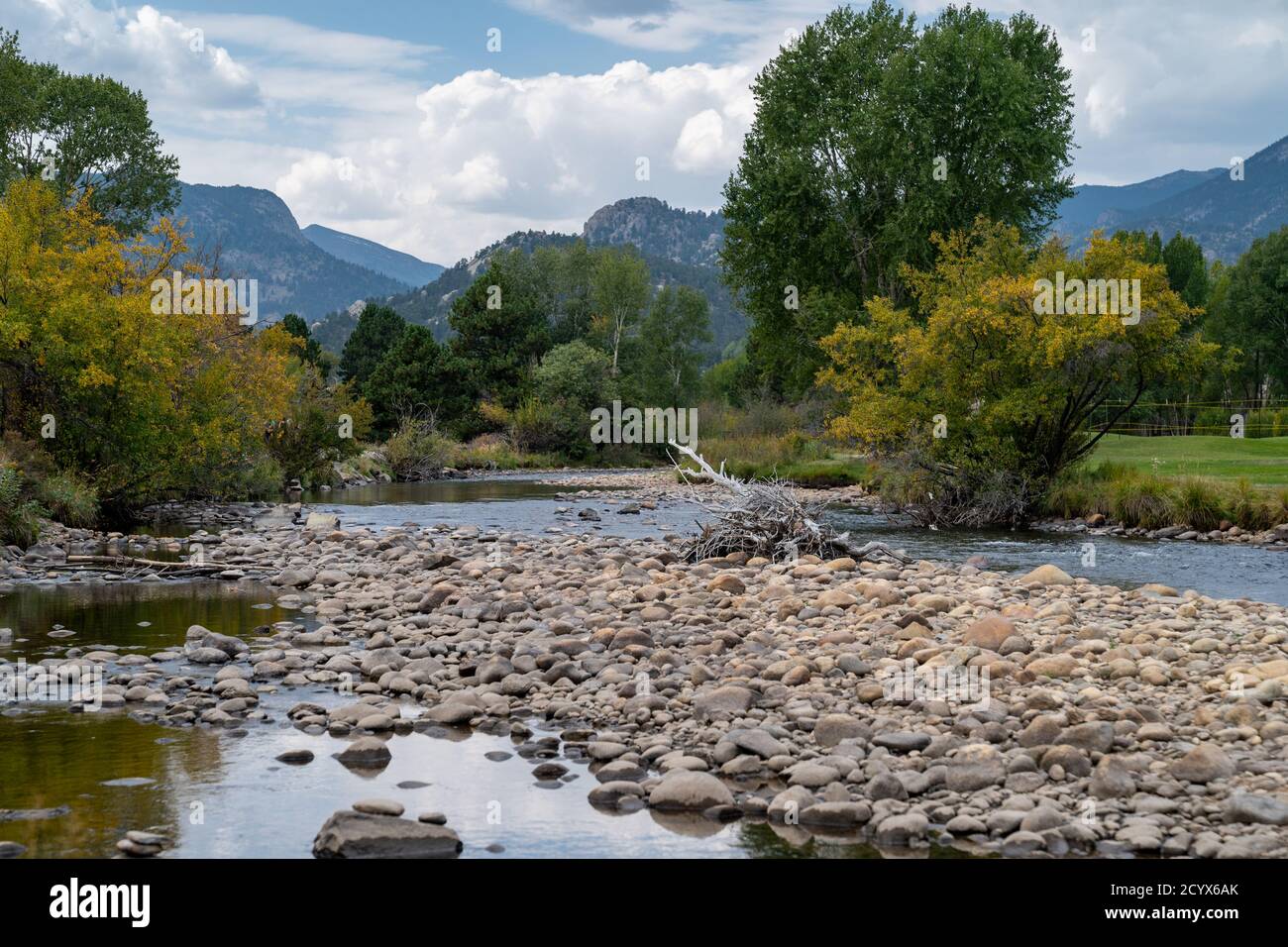 Big Thompson River traversant le parc Lake Estes au Colorado en automne Banque D'Images