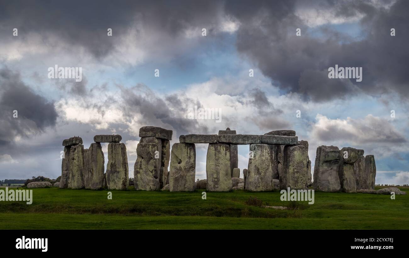 Stonehenge - photo prise depuis le sentier de la ville. Un jour de tempête. Personne. Banque D'Images