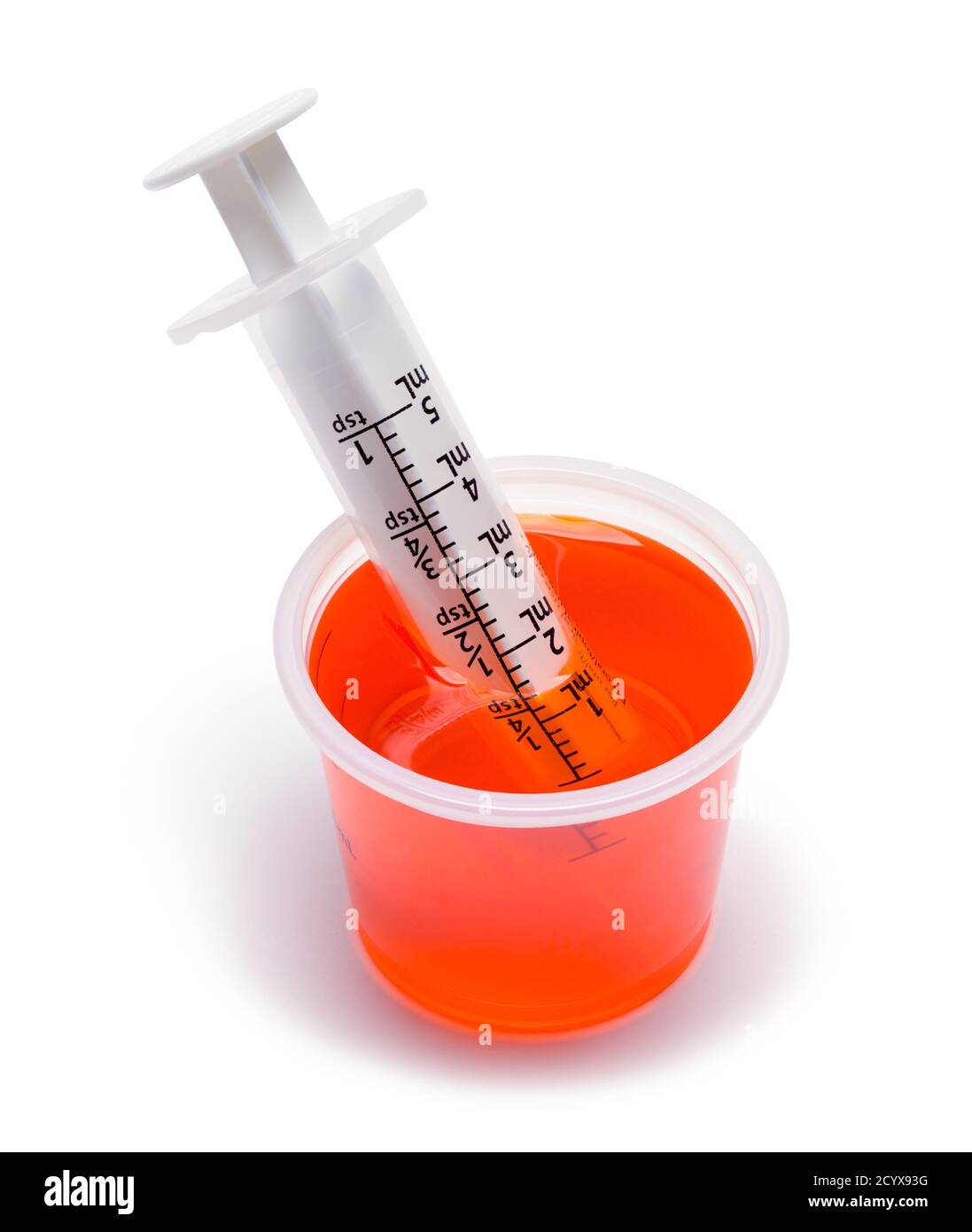 Tasse de médecine d'orange avec seringue orale. Banque D'Images