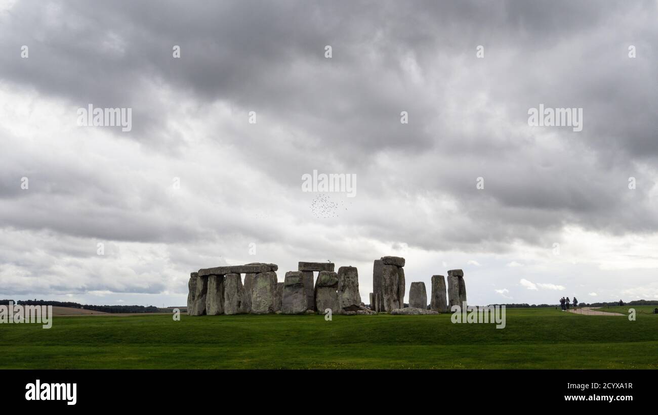 STONEHENGE, WILTSHIRE, ANGLETERRE - SEPTEMBRE 24 2020 : quelques touristes plus des oiseaux. Banque D'Images