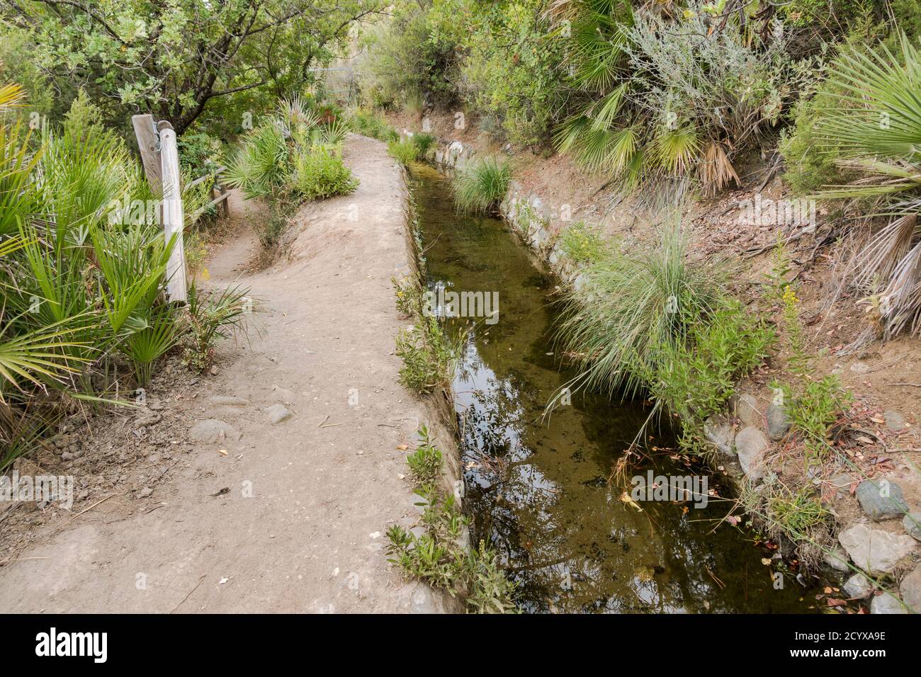 Ancienne acéquia ou séquia cours d'eau communautaire utilisé pour l'irrigation sur un sentier. Benahavis, Andalousie, Espagne. Banque D'Images