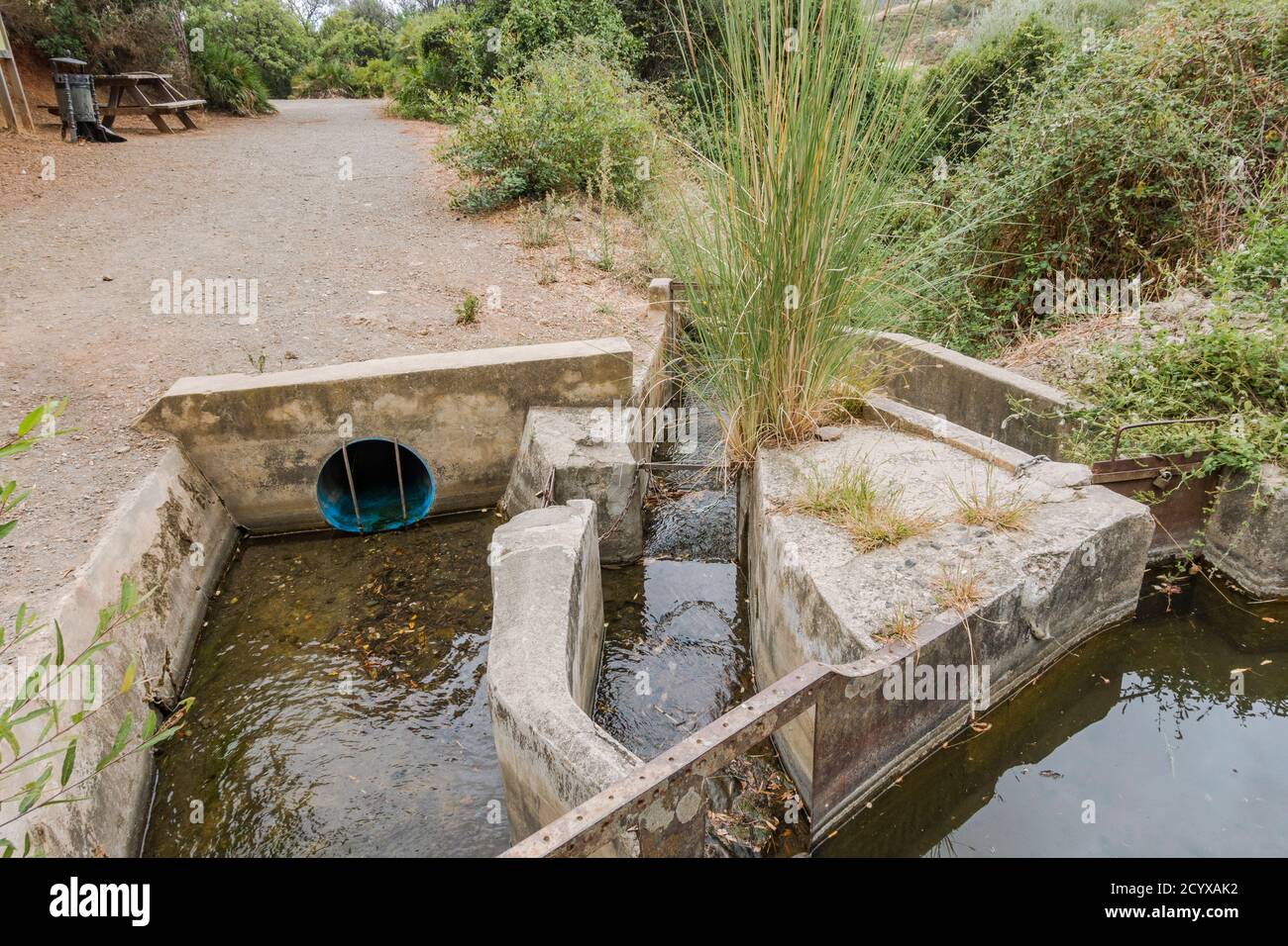 Ancienne acéquia ou séquia cours d'eau communautaire utilisé pour l'irrigation sur un sentier. Benahavis, Andalousie, Espagne. Banque D'Images