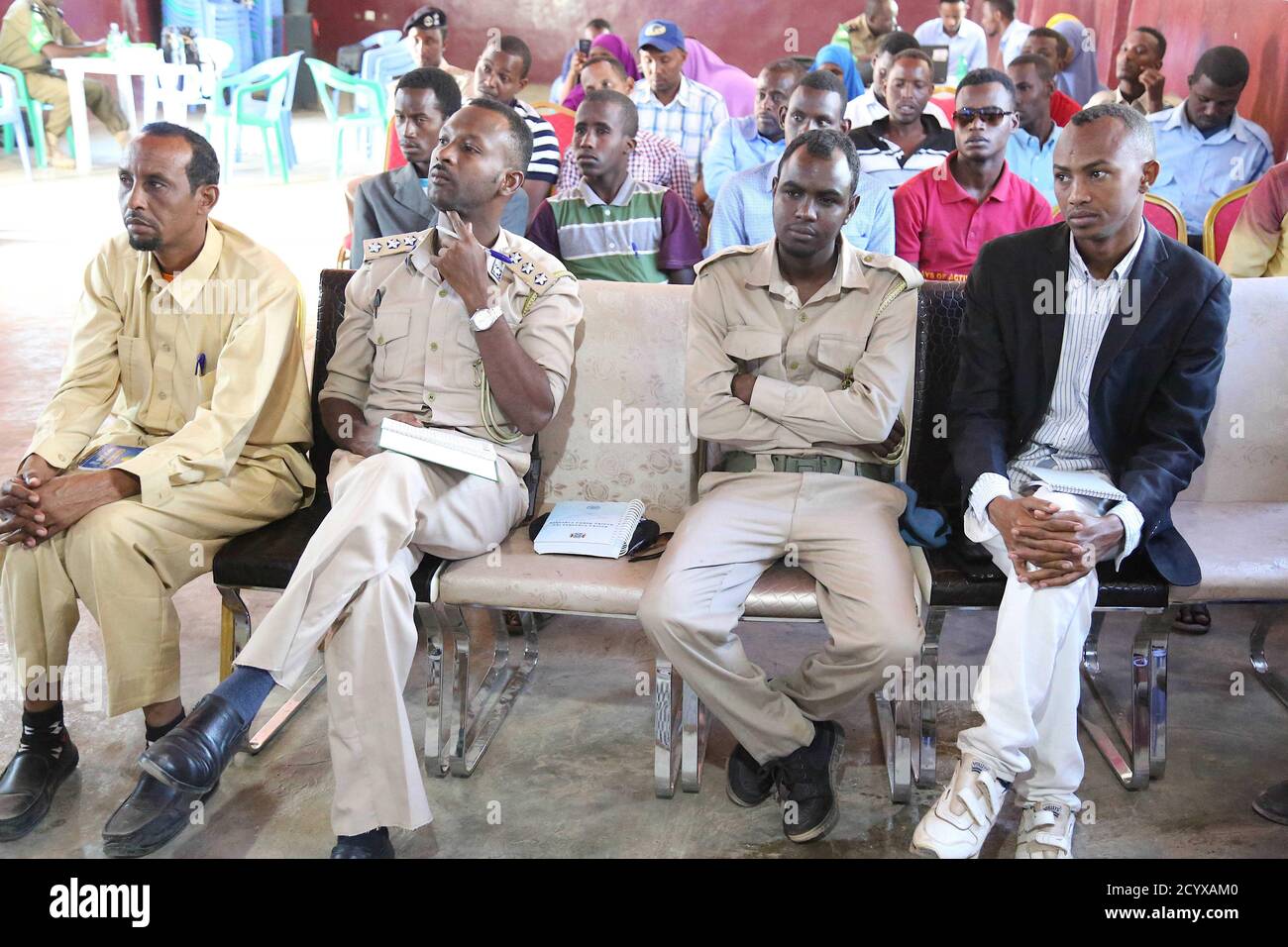Le 17 septembre 2018, les participants ont assisté à un atelier de police communautaire sur la prévention et la lutte contre l’extrémisme violent (PCVE) à Baidoa, en Somalie. L'atelier, soutenu par la Mission de l'Union africaine en Somalie, était axé sur le renforcement de la résilience et de la sécurité des communautés. Banque D'Images