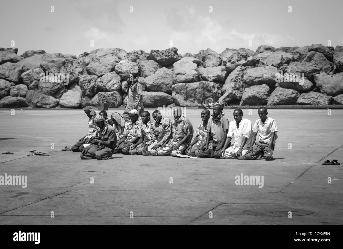 SOMALIE, Kismayo: Sur une photo prise le 15 juillet 2013 et publiée par l'équipe d'appui à l'information de l'Union africaine et des Nations Unies le 22 juillet, les travailleurs du port maritime de Kismayo, dans le sud de la Somalie, prient pendant le mois Saint du Ramadan. Banque D'Images