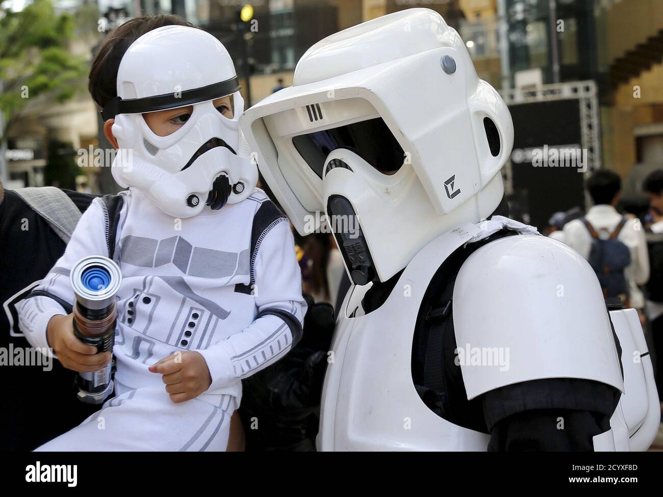 Les Cojoueurs Deguises En Personnages De Star Wars Scout Trooper R Et Storm Trooper Participent A Un Evenement De Fan De La Star Wars Day A Tokyo Le 4 Mai