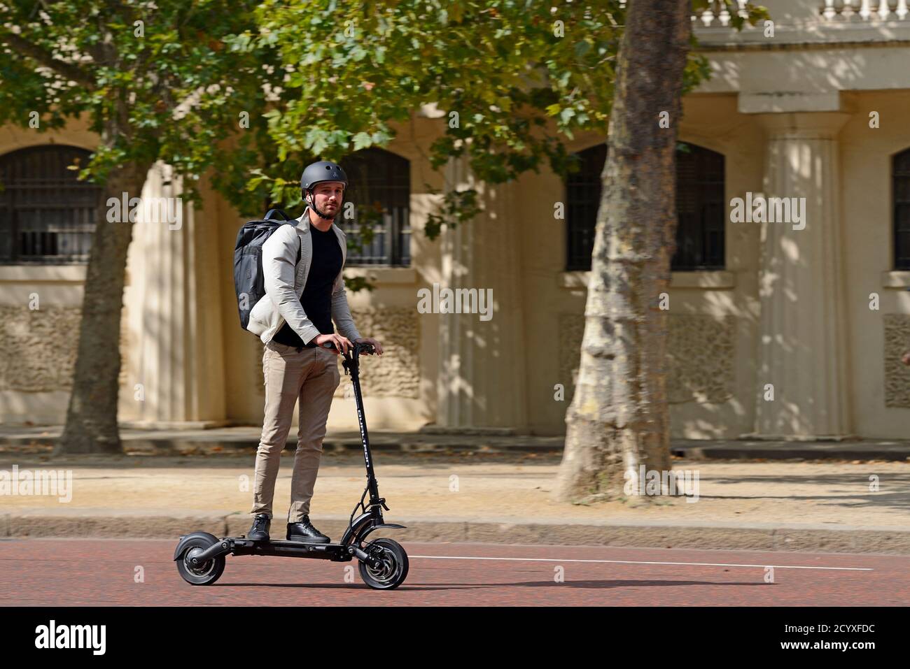 Londres, Angleterre, Royaume-Uni. Homme à cheval dans le centre commercial Banque D'Images