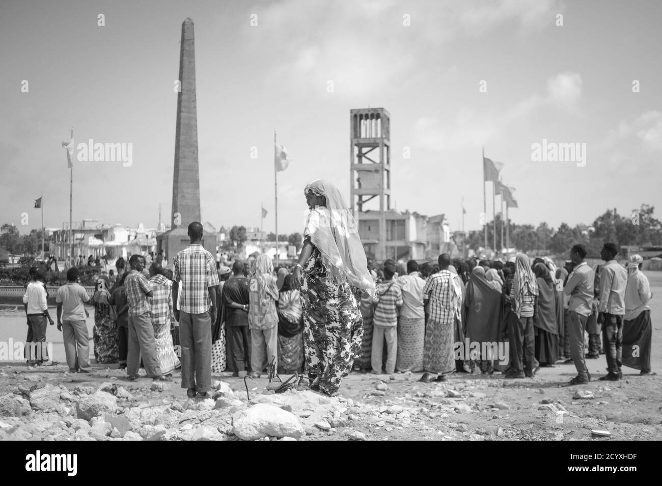 Le 8 août 2019, une foule à Mogadiscio, en Somalie, s’est réunie pour célébrer l’Aïd-ul-Fitr, marquant l’une des fêtes les plus importantes du calendrier musulman avec des danseurs et des festivités à la plage du Lido. Banque D'Images
