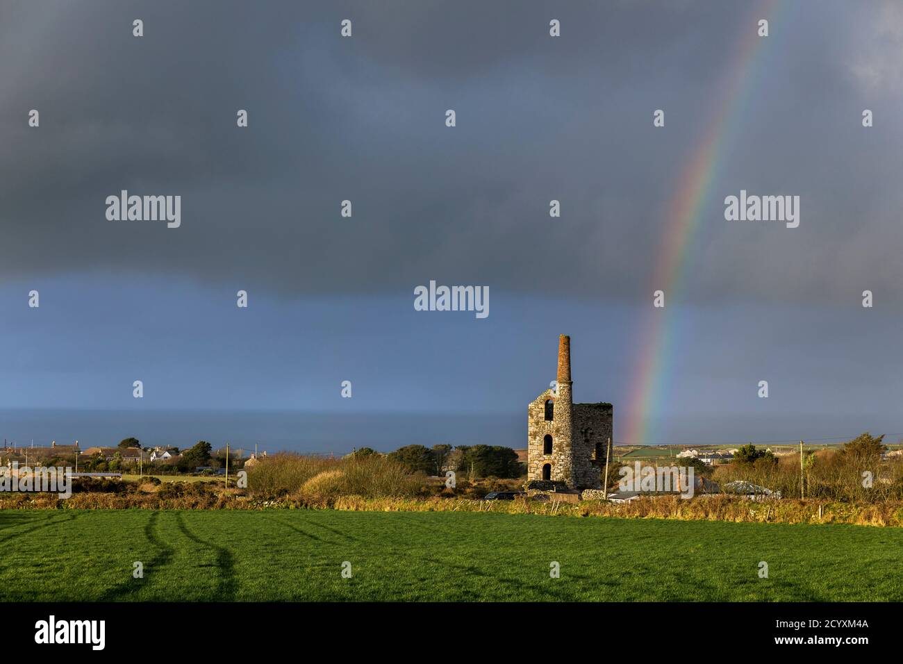 Engine House et Rainbow ; Cornwall ; Royaume-Uni Banque D'Images