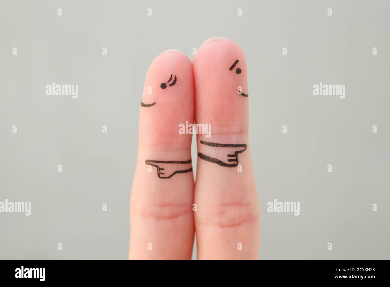 L'art des doigts de couple. Concept d'un couple pointant dans différentes directions. Banque D'Images