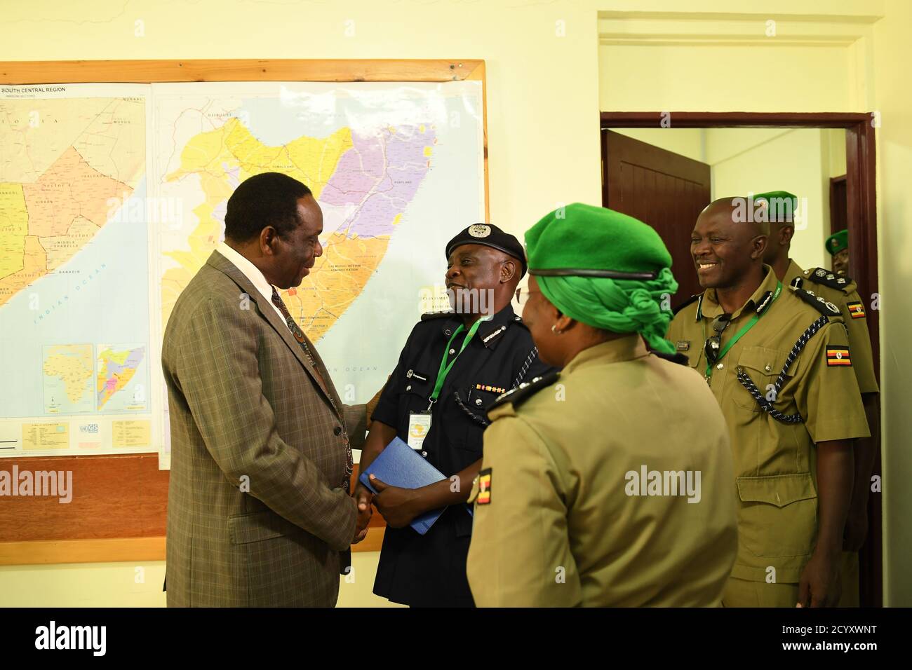 Le 24 janvier 2019, l'Ambassadeur Francisco Madeira, Représentant spécial de l'Union africaine pour la Somalie, a rencontré l'Inspecteur général adjoint de la police Grace Turyagumanawe à Mogadiscio pour discuter des opérations de soutien de la paix et de la collaboration entre la police ougandaise et la Mission de l'Union africaine. Banque D'Images