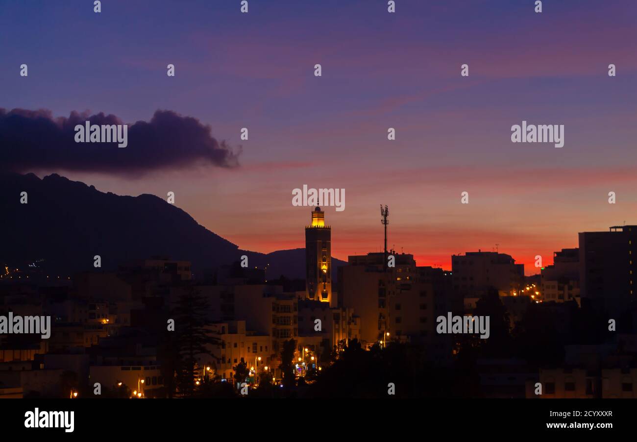 Ville de Tétouan au coucher du soleil avec ciel violet Banque D'Images