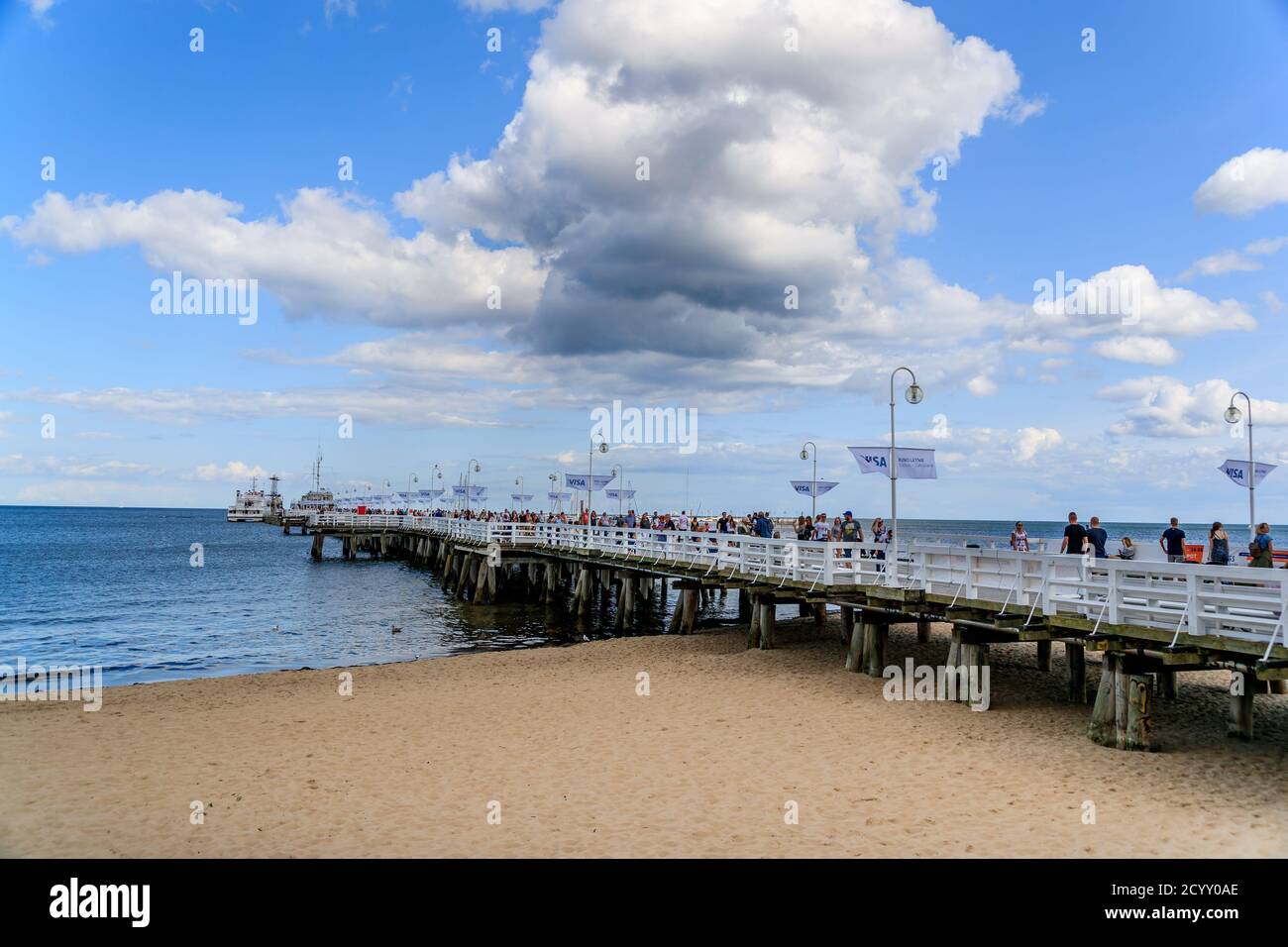 SOPOT, POLEN - 2017 AOÛT 25. Personnes marchant sur la jetée de Sopot construite en 1827. À 511 m, la jetée est la plus longue jetée en bois d'Europe. Banque D'Images