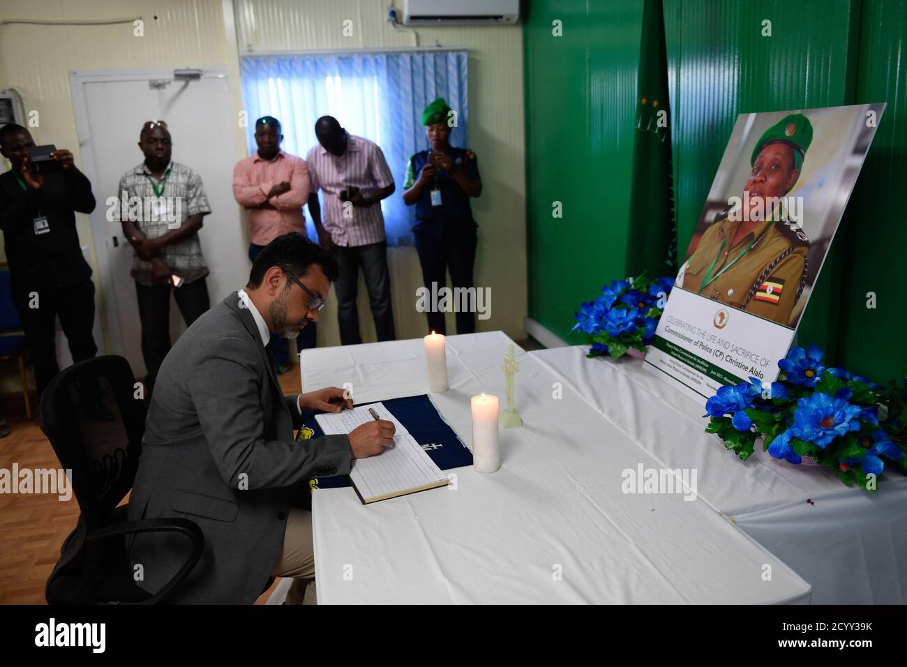 Un fonctionnaire de l'ONU écrit un message dans le livre de condoléances au siège de la Mission de l'AMISOM à Mogadiscio (Somalie) le 14 mars 2019, à la suite de la mort de Christine Alalo, commissaire de police par intérim de l'AMISOM, dans un accident d'avion survenu en Éthiopie le 10 mars 2019. Banque D'Images