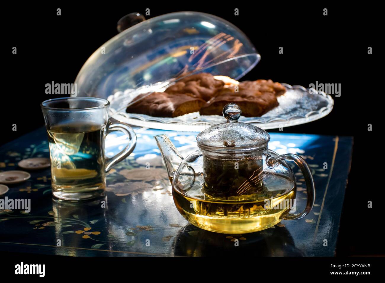 Tasse de thé arabe de fleurs et d'herbes fraîches et quelques biscuits savoureux et sains aux amandes, riches en vitamines et moins de sucre. Copier l'espace.vue du dessus sur un flux bleu Banque D'Images