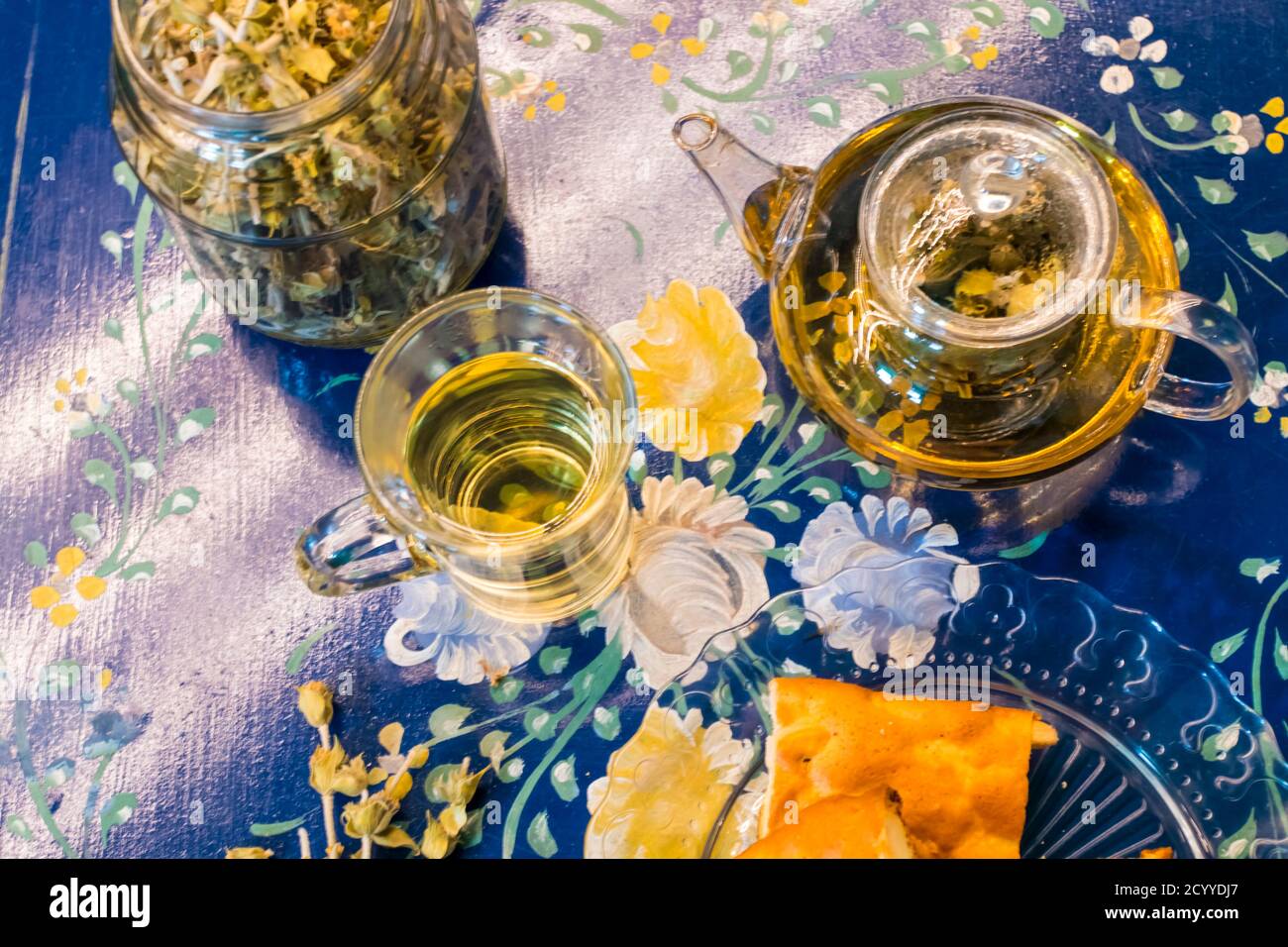 Tasse de thé arabe de fleurs et d'herbes fraîches et quelques biscuits savoureux et sains aux amandes, riches en vitamines et moins de sucre. Copier l'espace.vue du dessus sur un flux bleu Banque D'Images