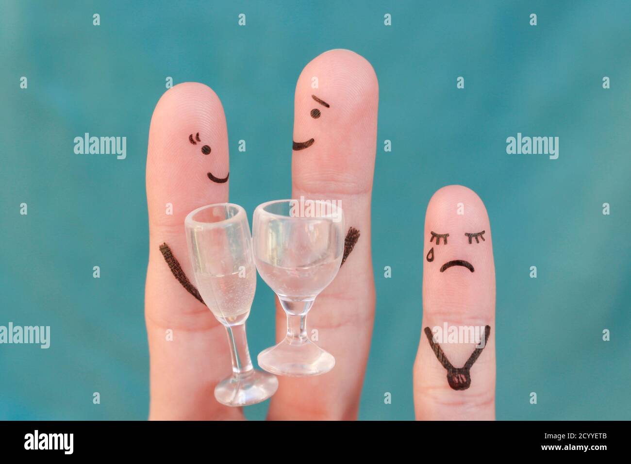L'art des doigts du couple heureux. L'homme et la femme boivent des boissons alcoolisées. L'enfant est en colère et plein de ressentiment. Banque D'Images