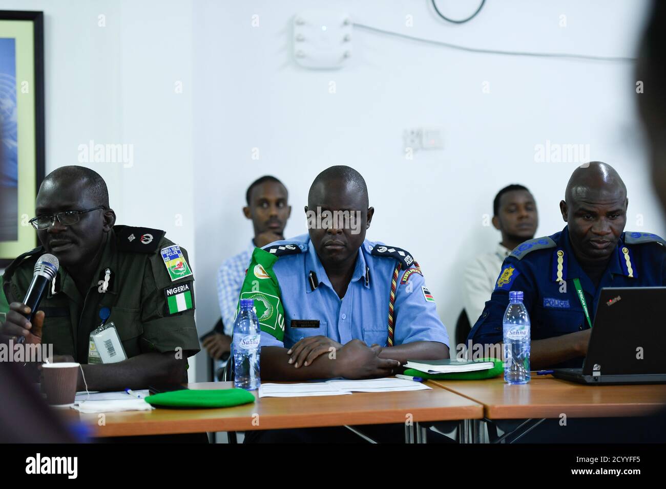 Le 25 juin 2019, un officier de police de l'AMISOM a pris la parole lors d'une réunion à Mogadiscio, en Somalie, visant à promouvoir la compréhension mutuelle et le partage d'informations entre l'AMISOM et les organisations de la société civile travaillant en Somalie. Banque D'Images
