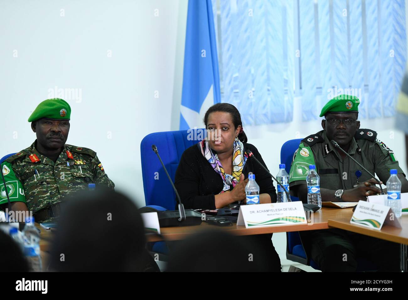 Le 27 juin 2019, le Dr Achamyelesh Debela, planificateur médical de la Commission de l’Union africaine, s’est adressé aux participants à un atelier de l’AMISOM à Mogadiscio, en Somalie. L'atelier était axé sur l'harmonisation des procédures opérationnelles normalisées (SOP) pour les opérations de l'AMISOM. Banque D'Images