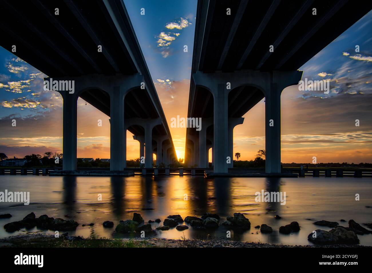 lever de soleil entre les ponts Banque D'Images
