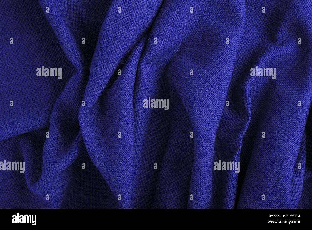 Bleu classique 2020. Texture des vagues textiles peintes. Fond bleu classique, ton bleu 19 4052. Maquette d'arrière-plan tendance abstraite avec copie Banque D'Images