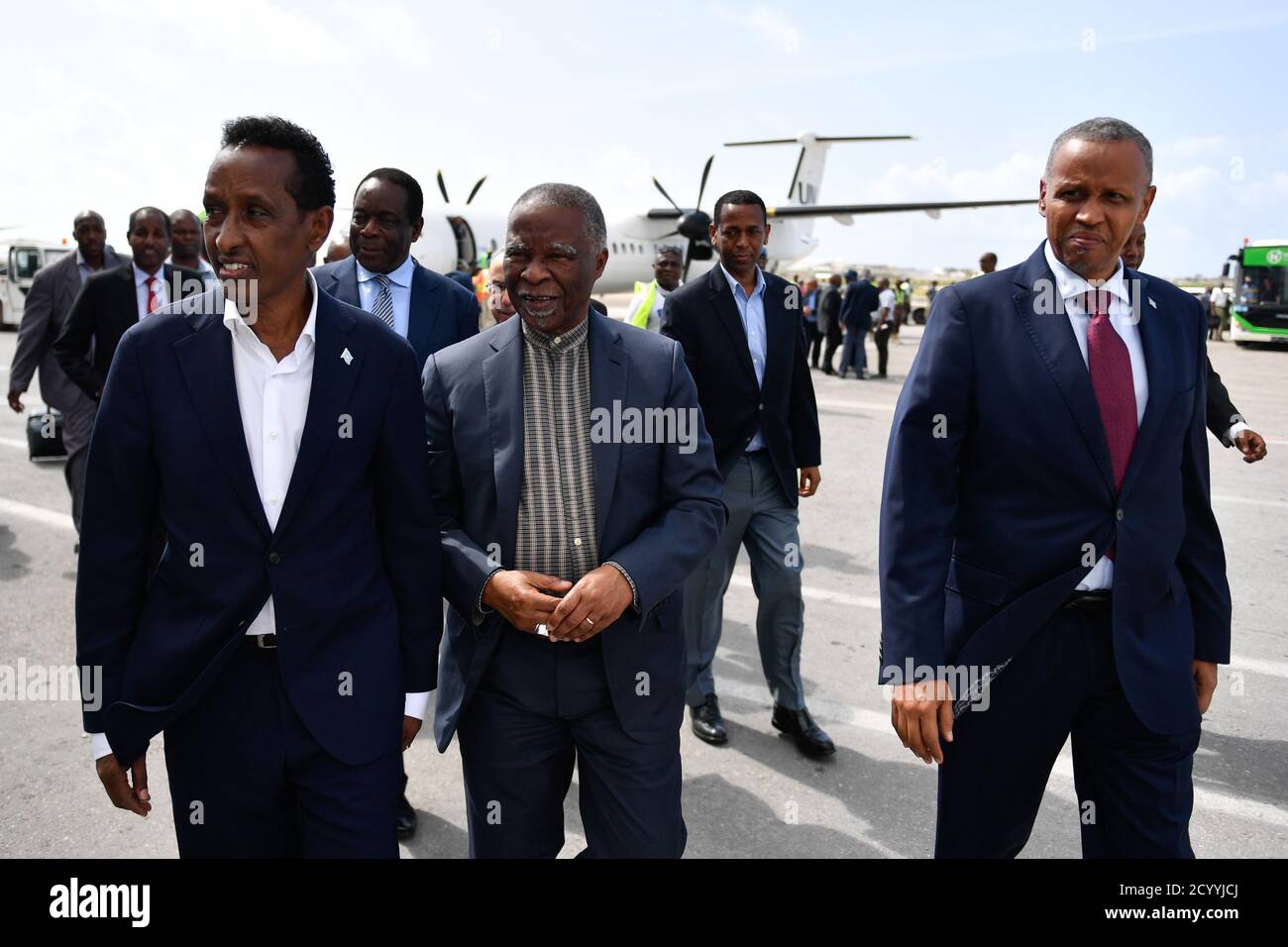 Le 20 juillet 2019, l'ambassadeur Ahmed Isse Awad, ministre somalien des Affaires étrangères, a accueilli l'ancien président sud-africain Thabo Mbeki à l'aéroport international Aden Abdulle de Mogadiscio. Mbeki a dirigé la mission de consultation du Groupe de mise en œuvre de haut niveau de l'Union africaine en Somalie. Banque D'Images