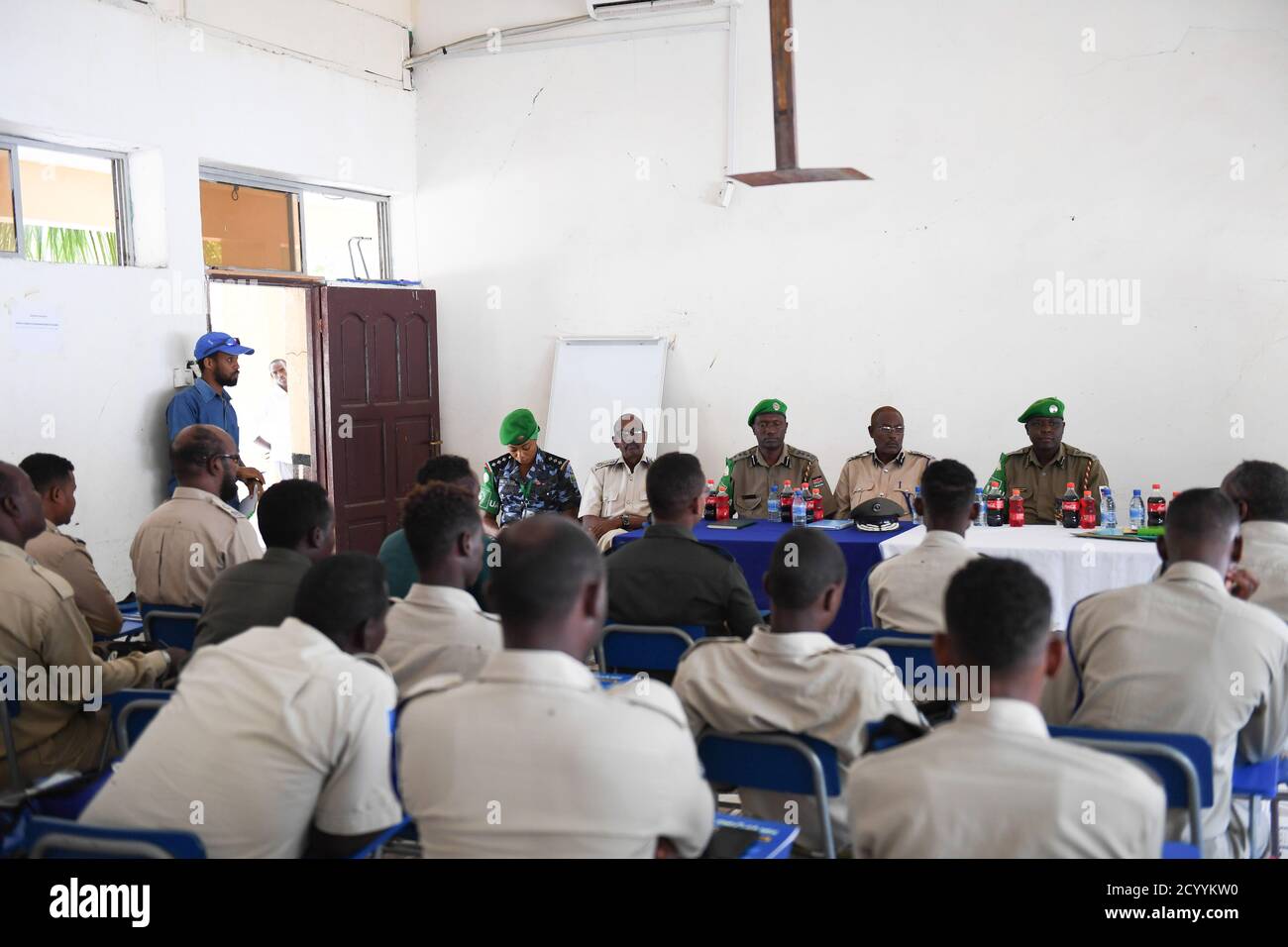 Le 27 juillet 2019, des agents de la police somalienne ont participé à un atelier sur la police de proximité et la déradicalisation à l’École de police générale Kahiye à Mogadiscio. L'événement était organisé par l'AMISOM. Banque D'Images