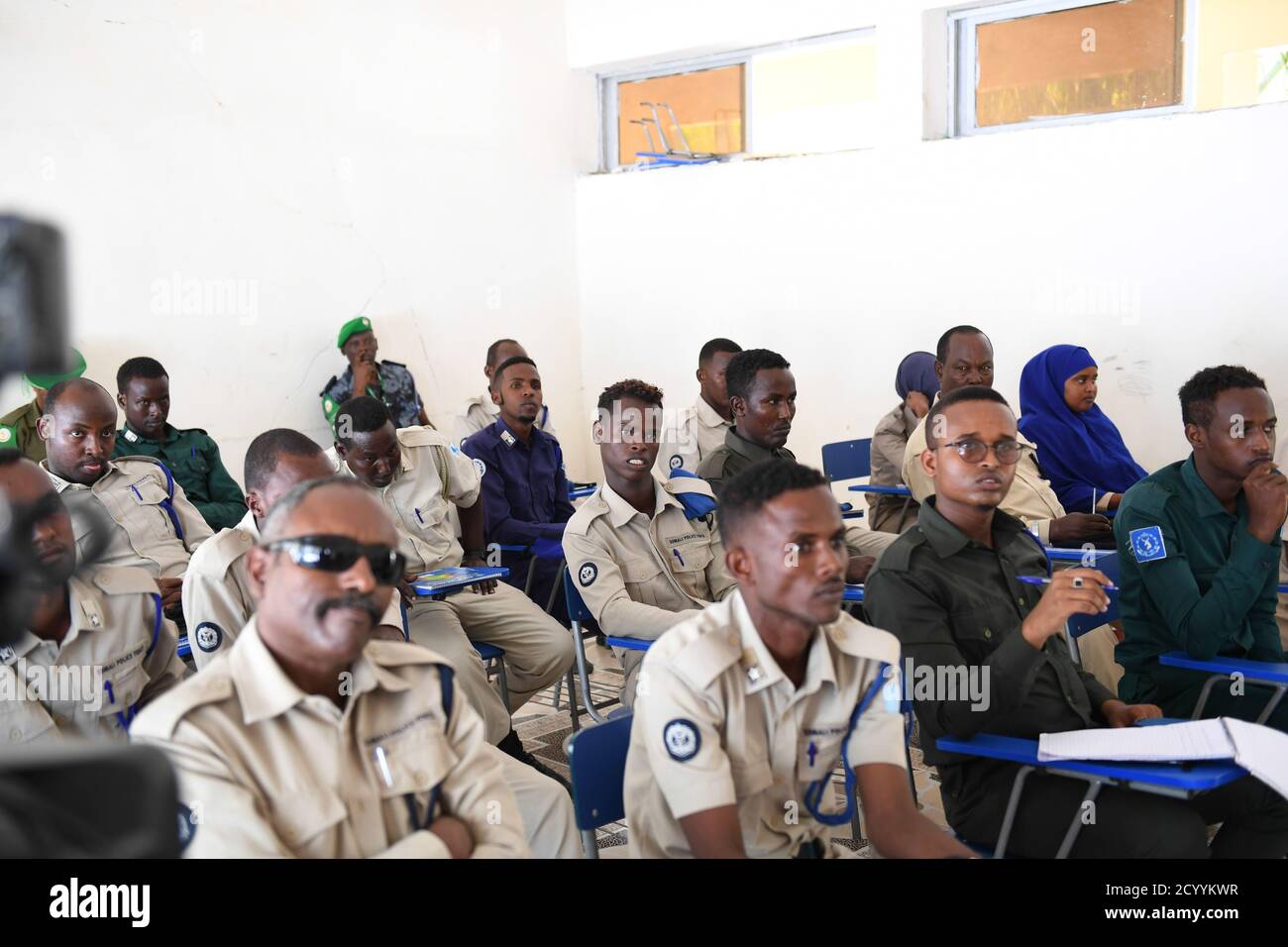 Le 27 juillet 2019, des agents de la Force de police somalienne (SPF) ont participé à un atelier sur la police de proximité et la déradicalisation, organisé par l’AMISOM à l’École de police générale Kahiye à Mogadiscio. La session visait à renforcer les relations communautaires et à lutter contre l'extrémisme. Banque D'Images