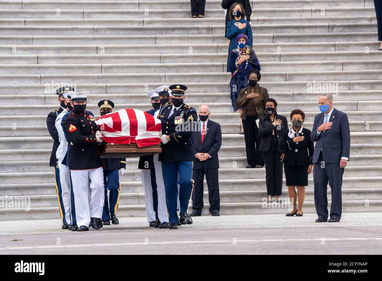 Les femmes membres du Congrès font la déclaration du Capitole comme le cercueil de la Cour suprême Ruth Bader Ginsburg est porté par une garde d'honneur militaire des services conjoints au Capitole des États-Unis le 25 septembre 2020, à Washington, DC. Ginsburg a été la première femme à être présente au Capitole des États-Unis. Banque D'Images