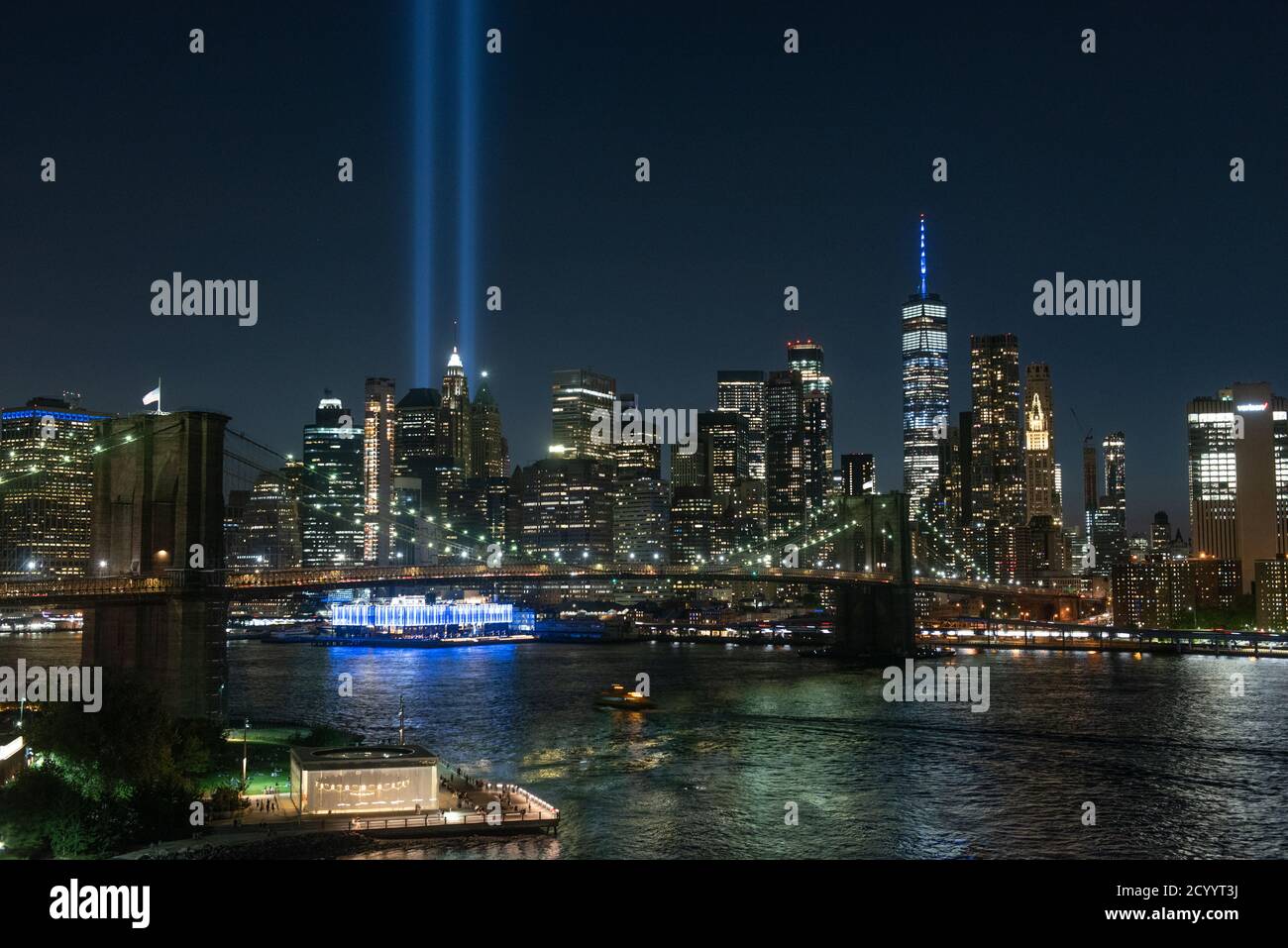 L'hommage à la lumière brille dans le ciel au-dessus de la ligne d'horizon de Manhattan le 11 septembre 2020 à New York. - l'installation artistique de 88 projecteurs marque le 19e anniversaire des 911 attaques. Banque D'Images
