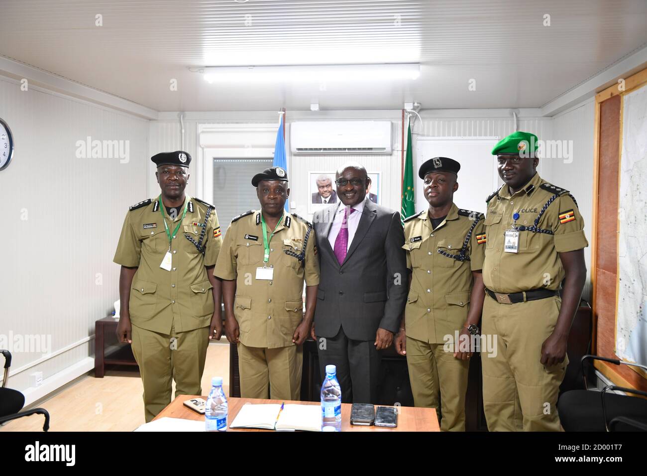 Le 30 octobre 2019, l’Inspecteur général adjoint de la police Grace Turyagumanawe de l’Ouganda a rencontré Simon Mulongo au siège de l’AMISOM à Mogadiscio pour inspecter le matériel appartenant au contingent de police ougandais. Banque D'Images