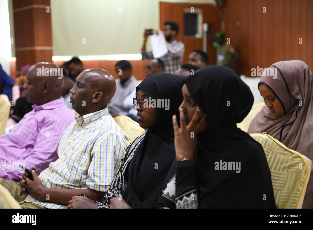 Les participants assistent à un forum de sensibilisation du public à Mogadiscio, en Somalie, le 24 novembre 2019, pour discuter des prochaines élections de 2020/21, organisé par la société civile avec le soutien de l'AMISOM. Banque D'Images