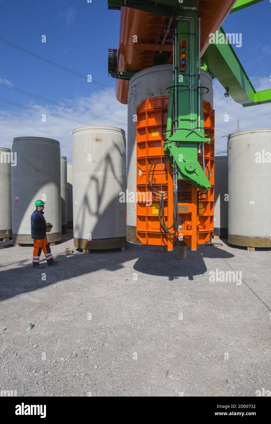 Gelsenkirchen, Rhénanie-du-Nord-Westphalie, Allemagne - tuyaux d'égout dans l'usine de béton, les tuyaux d'égout sont assemblés pour le transport dans l'entrepôt. Banque D'Images