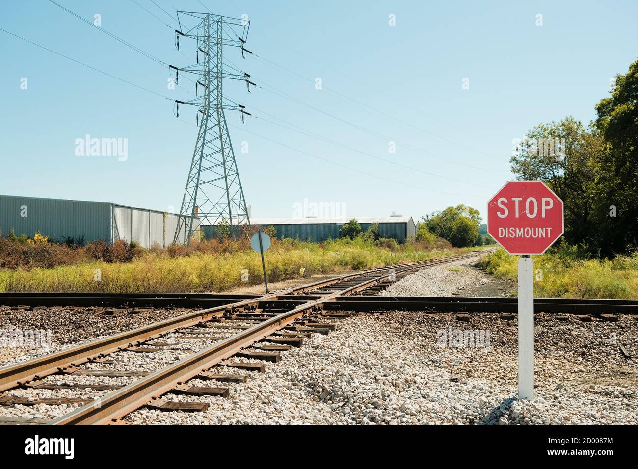 La CSX railroad signalisation panneaux de sécurité pour arrêter et descendre à un espace étroit Junction, sur un revêtement industriel à Montgomery, Alabama, United States. Banque D'Images