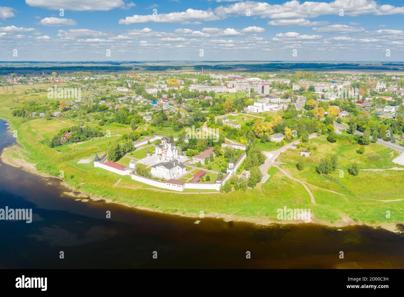 Une vue depuis une hauteur de la ville de Staritsa Et le monastère de la Sainte Dormition sur les rives du Rivière Volga Banque D'Images